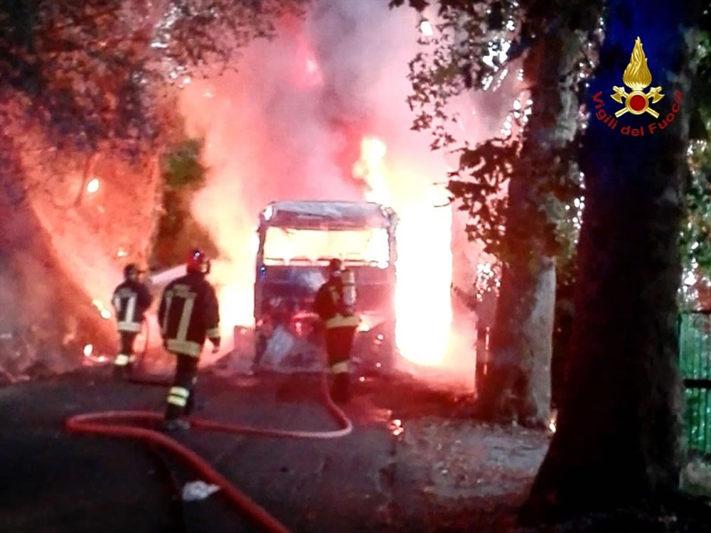 Paura per un bus Cotral in fiamme a Tarano. Sul posto i Vigili del Fuoco