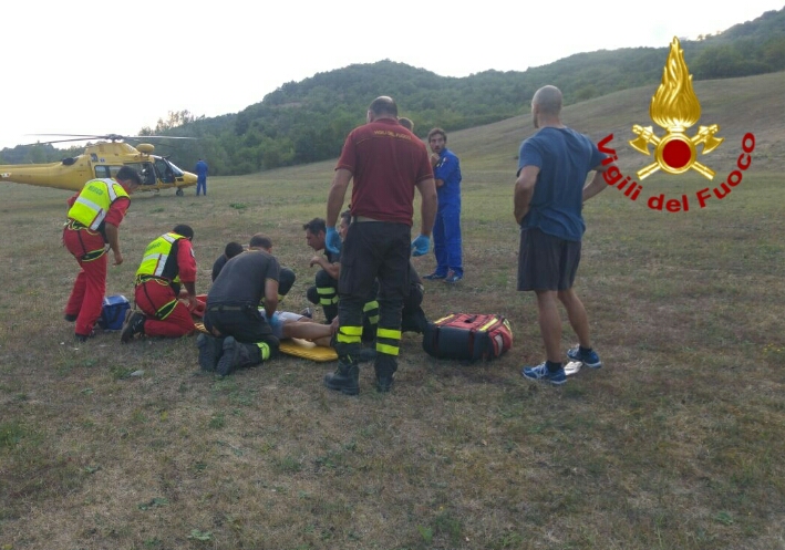 Atterra col parapendio e si rompe una gamba. Soccorsa