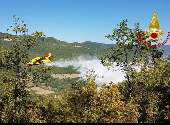 A fuoco anche il bosco di Offeio. Canadair in azione