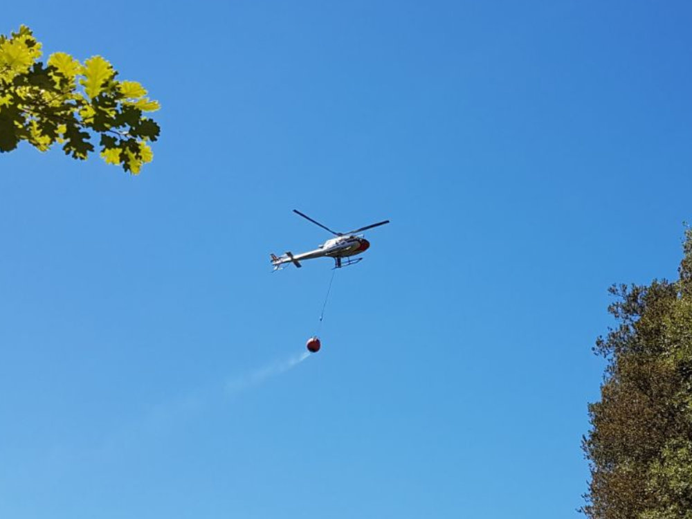 In azione elicottero per spegnere l’incendio tra Toffia e Monte Santa Maria