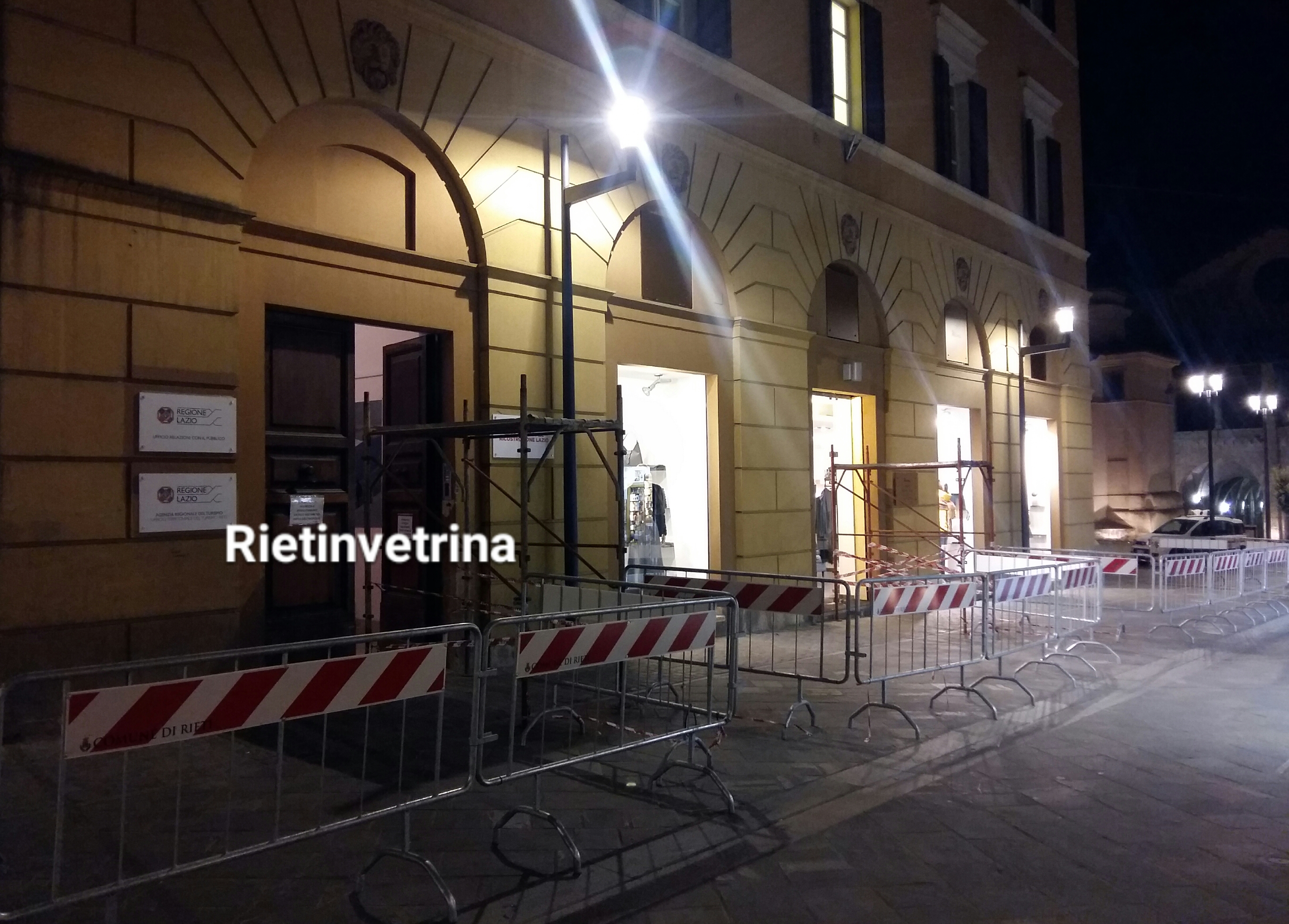 Tegole pericolanti. Delimitato palazzo in via Cintia