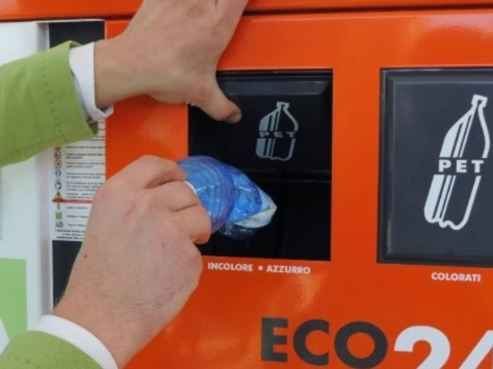 Buoni acquisto in cambio di bottiglie di plastica. Inaugurazione degli eco compattatori