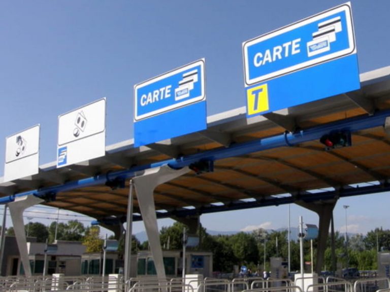 Cisterna del gas si ribalta, chiusa l’autostrada A1: code lunghe chilometri