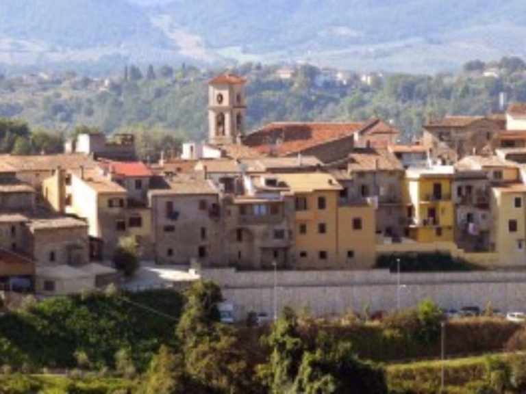 Ladri spagnoli in azione a Poggio San Lorenzo. Aggredito a sassate un uomo