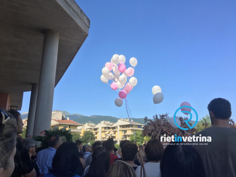 Durante i funerali della piccola Sofia decine di palloncini rosa e bianchi  lasciati volare in cielo - Rietinvetrina