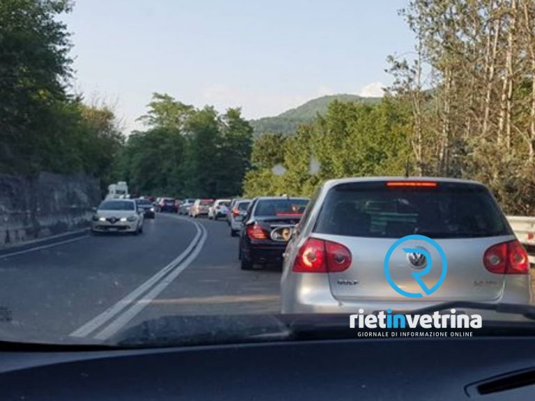 Lunghe code sulla Salaria per Roma per lavori di bitumatura. Automobilisti spazientiti