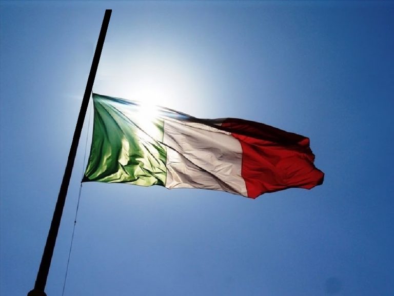 Morte Berlusconi, Regione Lazio con la bandiera a mezz’asta in segno di lutto