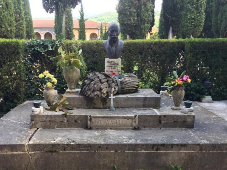 Il Comitato “Nazzareno Strampelli” paga le luci votive della tomba del genetista. Grazie all’assessore Nobili per la bonifica