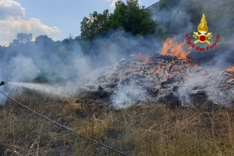 Incendio sulla strada che porta a Fonte Colombo. Fiamme vicino alle case