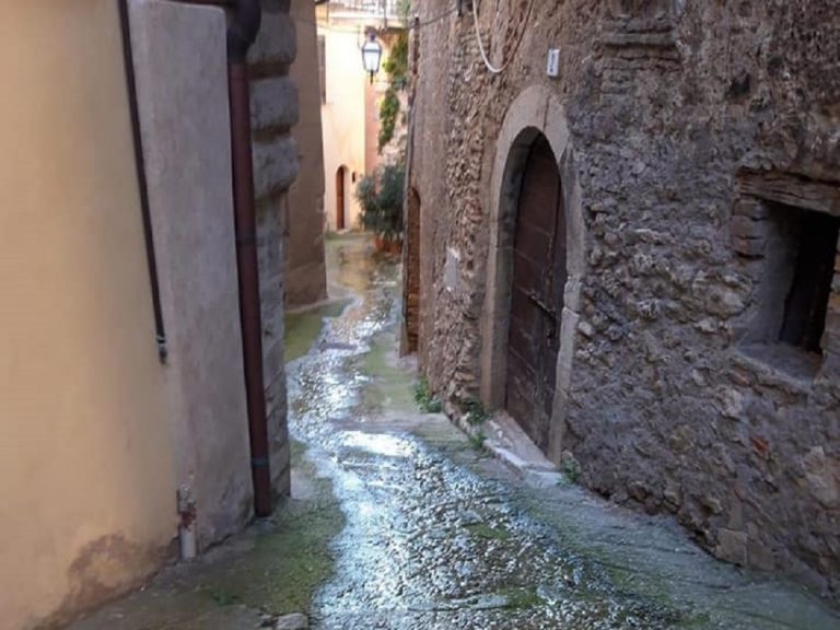 Parte del centro storico di Poggio Nativo senza elettricità