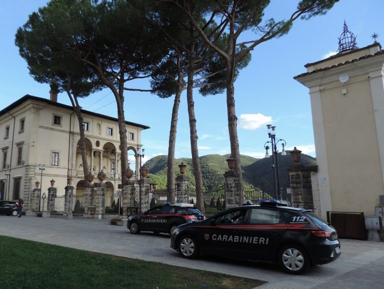 Rieti, 25enne ruba dei cosmetici e spintona la titolare del negozio facendola cadere a terra