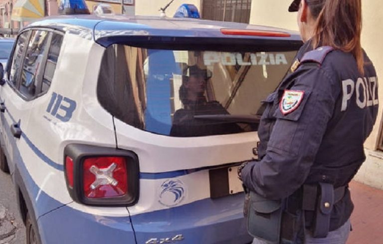 Insulta, prende a calci e pugni la moglie, anche di fronte ai figli: Giudice rafforza misura cautelare
