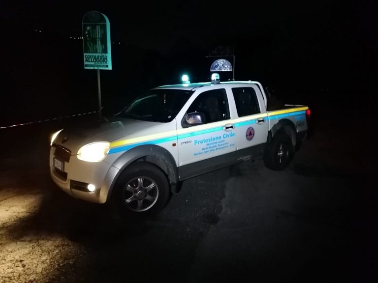 I gruppi di Protezione Civile in presidio in piazza Oberdan