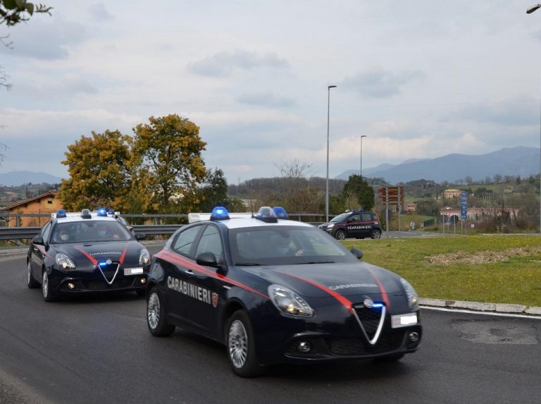 35enne aggredisce la madre, le distrugge il mobilio di casa e si scaglia sui Carabinieri