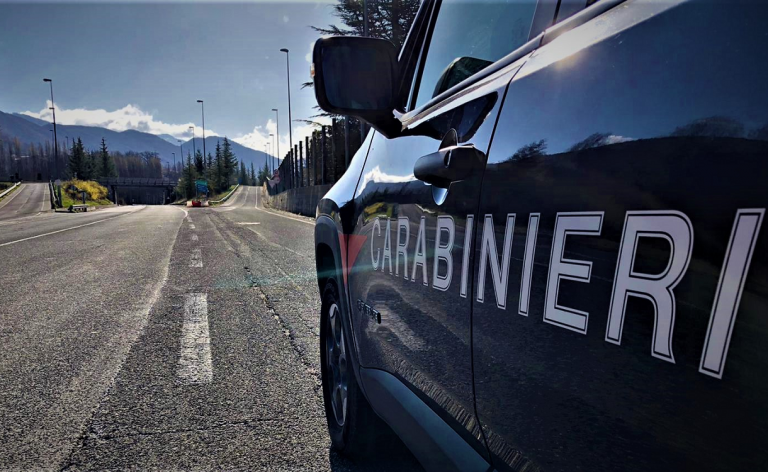 Entra a casa dell’ex moglie con un coltello di 14,5 centimetri. Denunciato dai Carabinieri