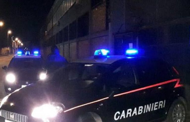 Ignoti sfondano le vetrine di un’attività commerciale al Nucleo Industriale