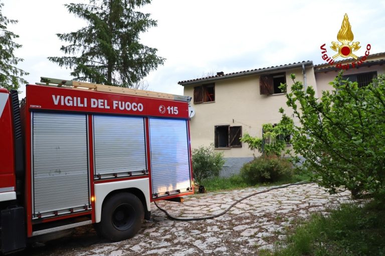 Fulmine lambisce serbatoio gpl, colpisce abitazione e provoca incendio
