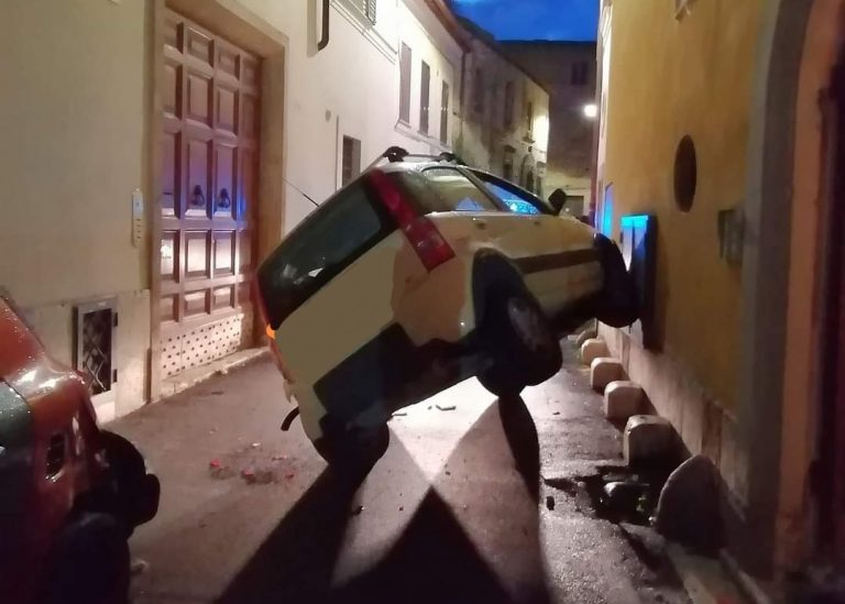 In via Crispolti auto su due ruote