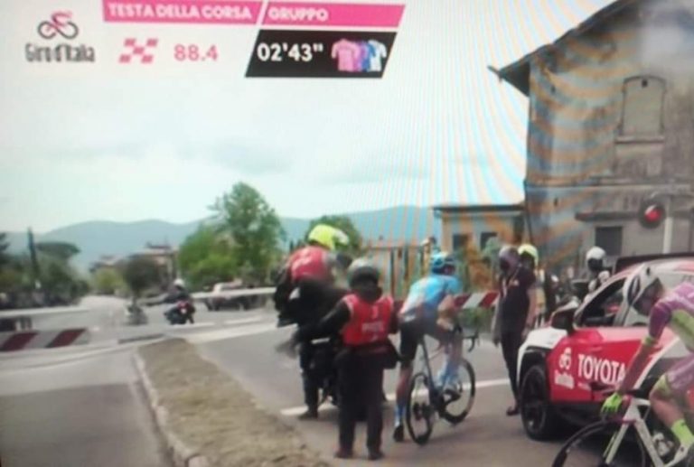 Giro d’Italia, la carovana bloccata dal passaggio a livello di Villa Reatina