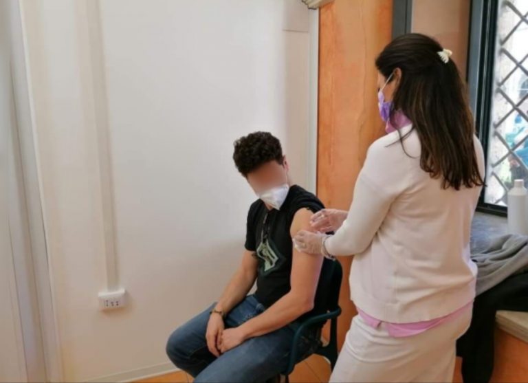 Vaccini anti-Covid, domenica alla Verdirosi: molti gli over 35 presenti