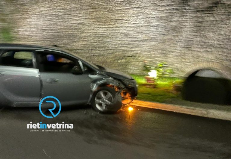 Incidente tra due auto in viale Morroni