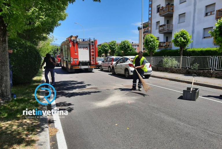 Incidente in viale de Juliis. Auto si ribalta, ferita una donna