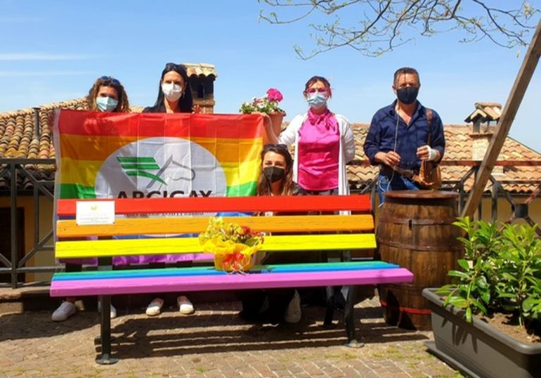 Inaugurata una Panchina Arcobaleno a Poggio Bustone