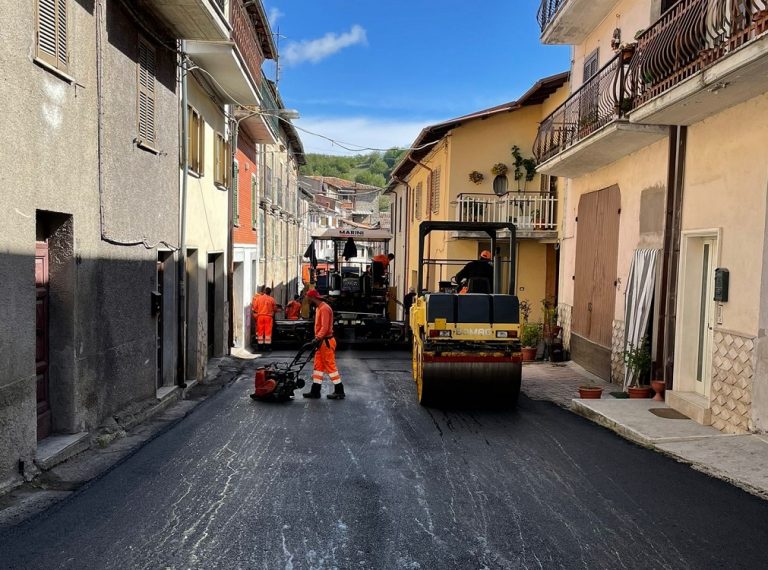 Nuovo asfalto nella frazione di Leofreni