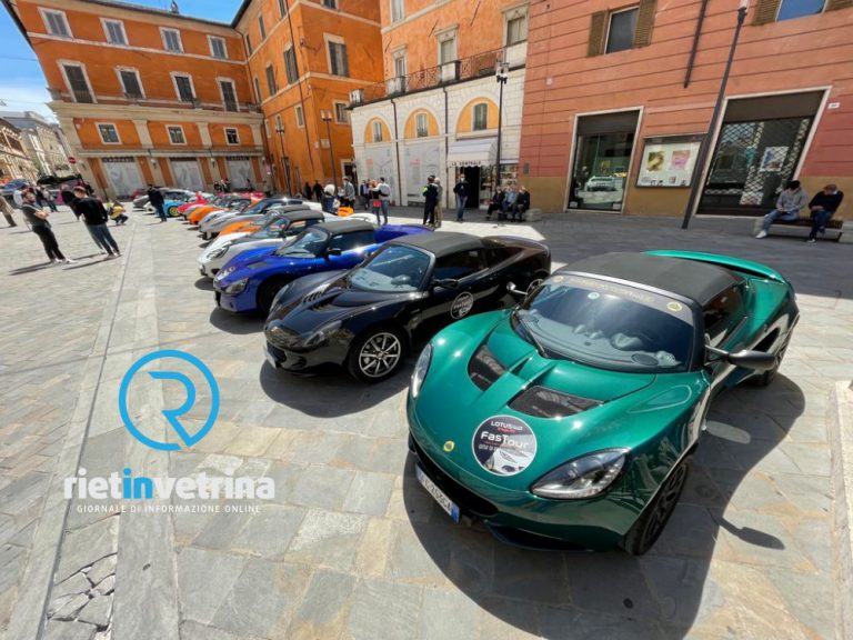 In piazza del Comune a Rieti mostra e sfilata auto sportive Lotus – LE FOTO