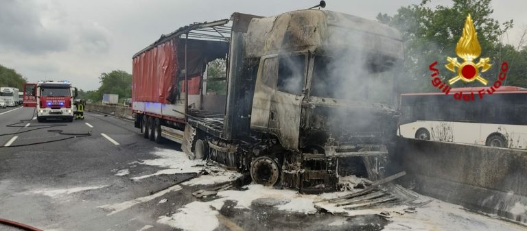 Autoarticolato in fiamme sull’A1. Intervengono i Pompieri del distaccamento di Poggio Mirteto
