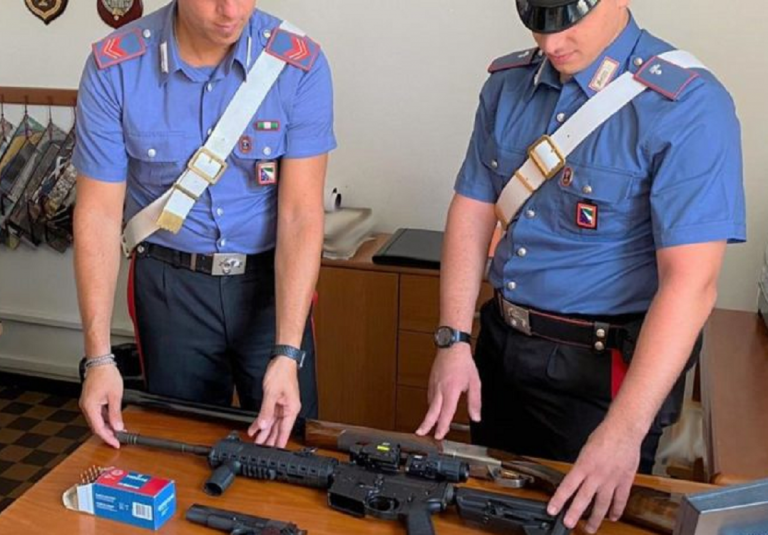 Litigano in strada ed estrae una pistola. Romano denunciato dai Carabinieri