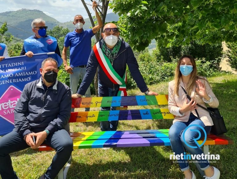 Inaugurata a Castelnuovo di Farfa la Panchina Arcobaleno – LE FOTO