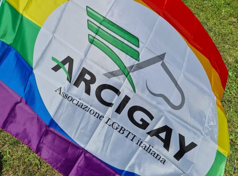 Giornata del coming out, in città una vela con la scritta: “A Rieti non c’è spazio per l’omotransfobia”