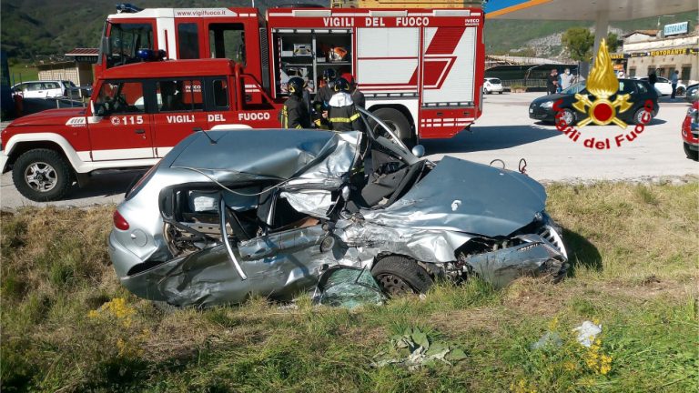 Grave incidente a Corvaro, il guidatore incastrato nell’auto