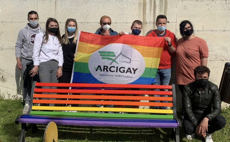 ARCIGAY, anche il Cicolano ora ha la sua panchina arcobaleno