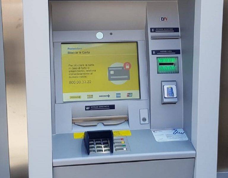 Ruba la carta bancomat ad una anziana. 29enne denunciata dalla Polizia