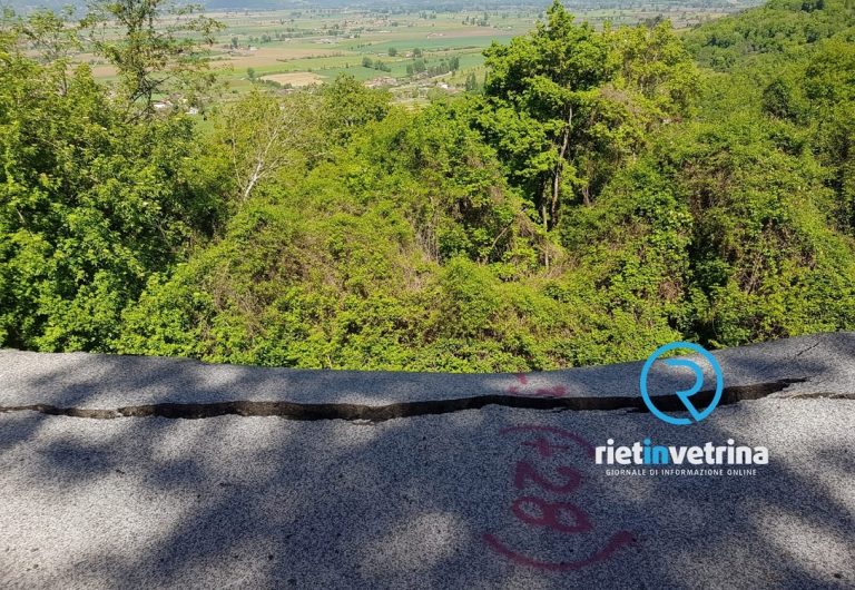 SEI TU IL REPORTER – In via Foresta la strada frana, ma i mezzi pesanti continuano a percorrerla