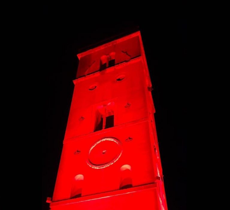 La Torre di Fara in Sabina si colora di rosso per la Giornata Mondiale contro la Sclerosi Multipla