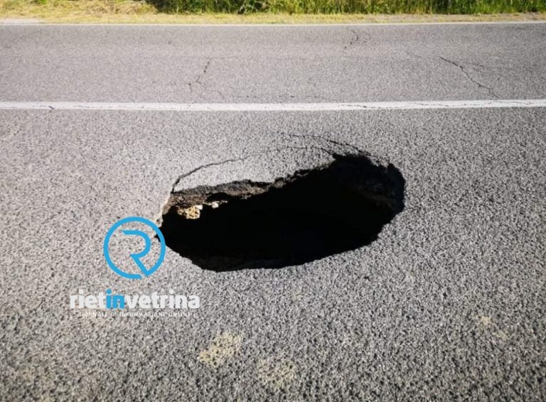 Aperta voragine in via Tancia. Danneggiata un’auto