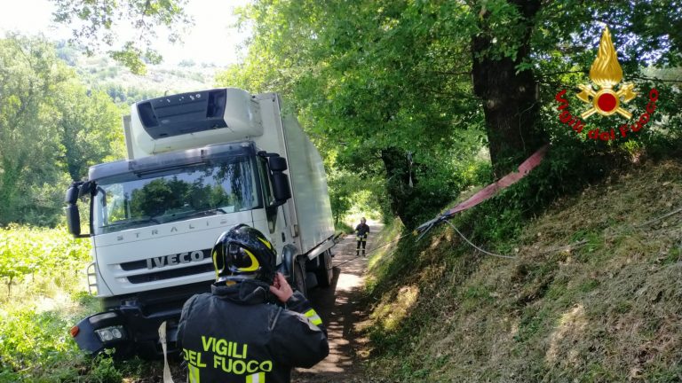 Camion rischia ribaltamento, autista portato fuori strada dal navigatore