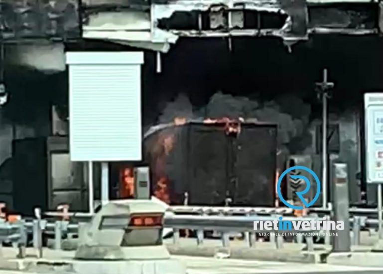 Camion in fiamme al casello di Fiano Romano