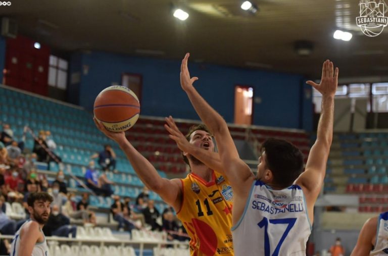 Playoff Gara 2 Semifinali, la Real Sebastiani perde ancora. Roseto vince 79-82