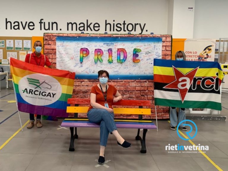 Amazon di Passo Corese celebra il mese del Pride con una panchina arcobaleno