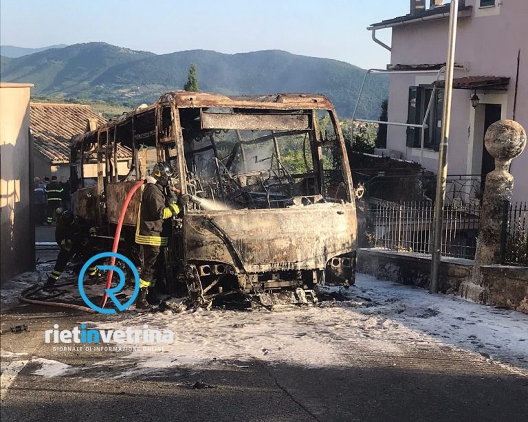 Pullman Cotral in fiamme a Mompeo. Colonna di fumo visibile a chilometri di distanza
