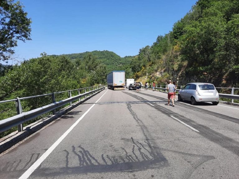 Incidente stradale in zona Capradosso. Coinvolti un autotreno ed una vettura
