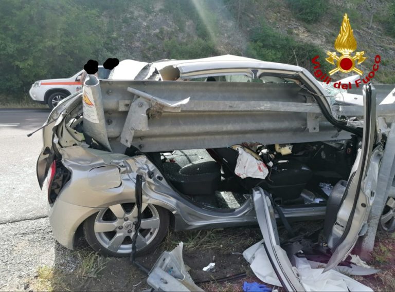 Auto distrutta dopo impatto contro guardrail sulla Salaria per Roma. Donna elitrasportata al Gemelli