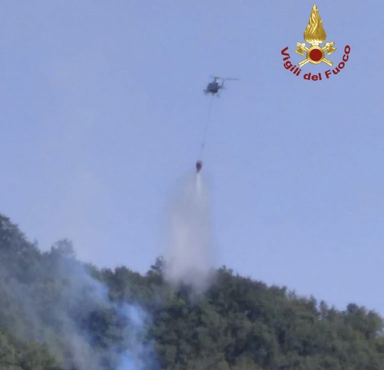 In azione anche un elicottero antincendio per domare le fiamme nei pressi di Cerchiara e Morini