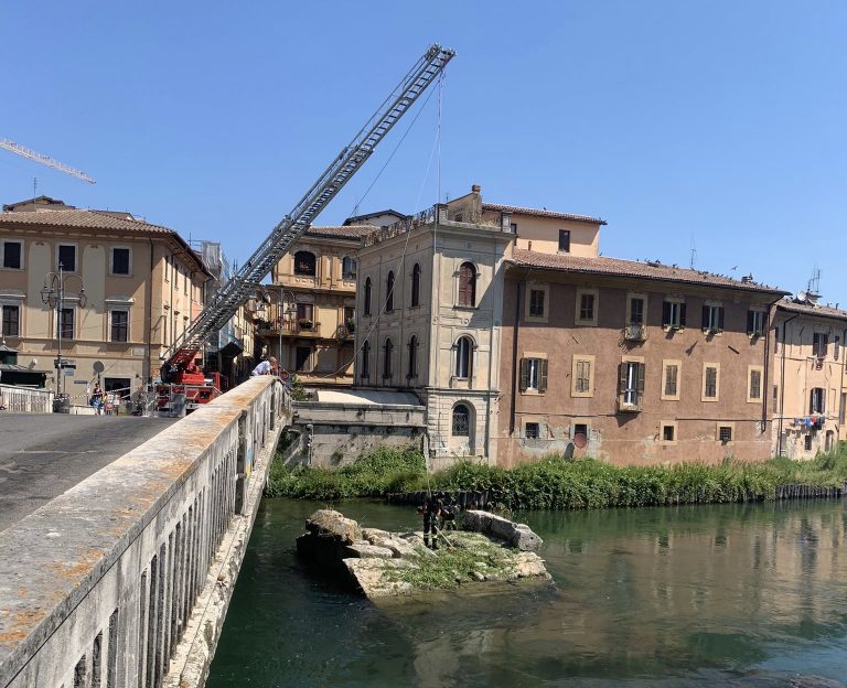 Vigili del Fuoco puliscono l’antico Ponte Romano