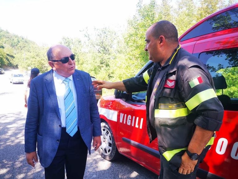 Bosco e sterpaglie in fiamme vicino Cerchiara e Morini. Sul posto il Sindaco Cicchetti