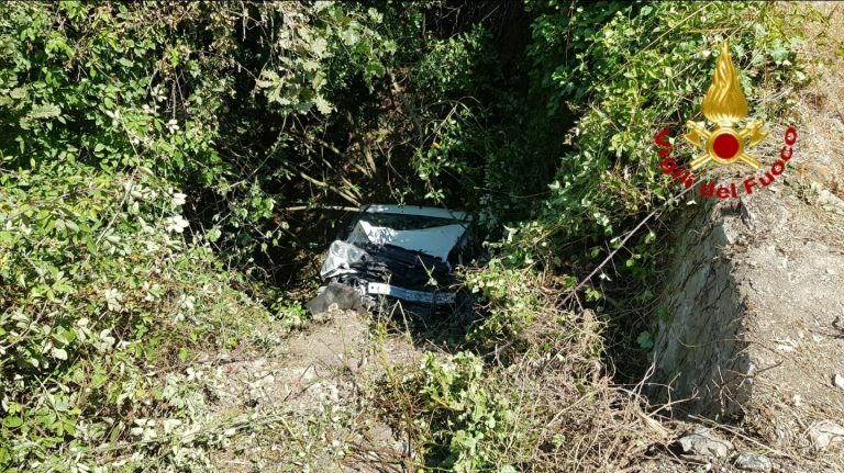 Dopo il frontale in curva l’auto finisce nella scarpata. Morto il conducente